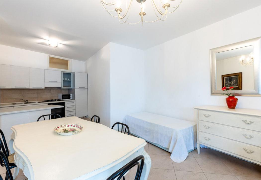Cuisine moderne avec table à manger, commode et miroir.