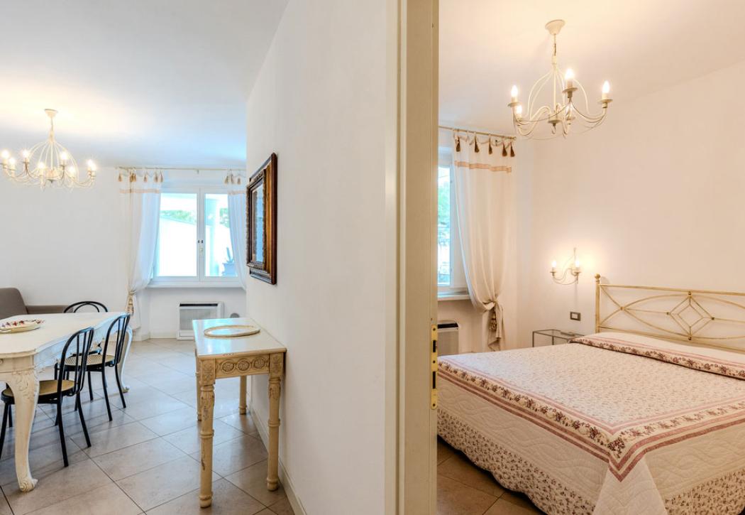 Appartement lumineux avec chambre et salle à manger élégamment meublées.