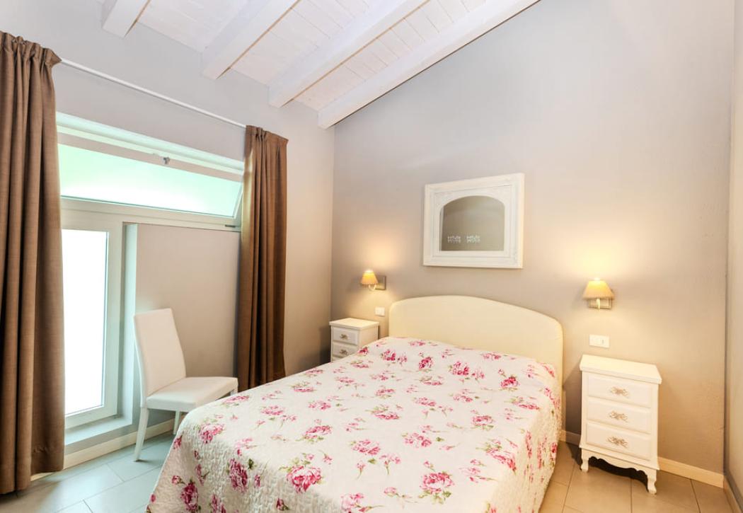 Chambre confortable avec lit double et mobilier de style classique.